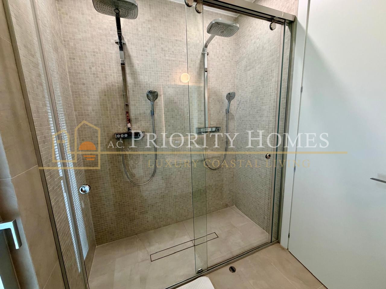 EXCLUSIVE LUXURY FIVE BEDROOM SEAFRONT VILLA Coral Bay Area