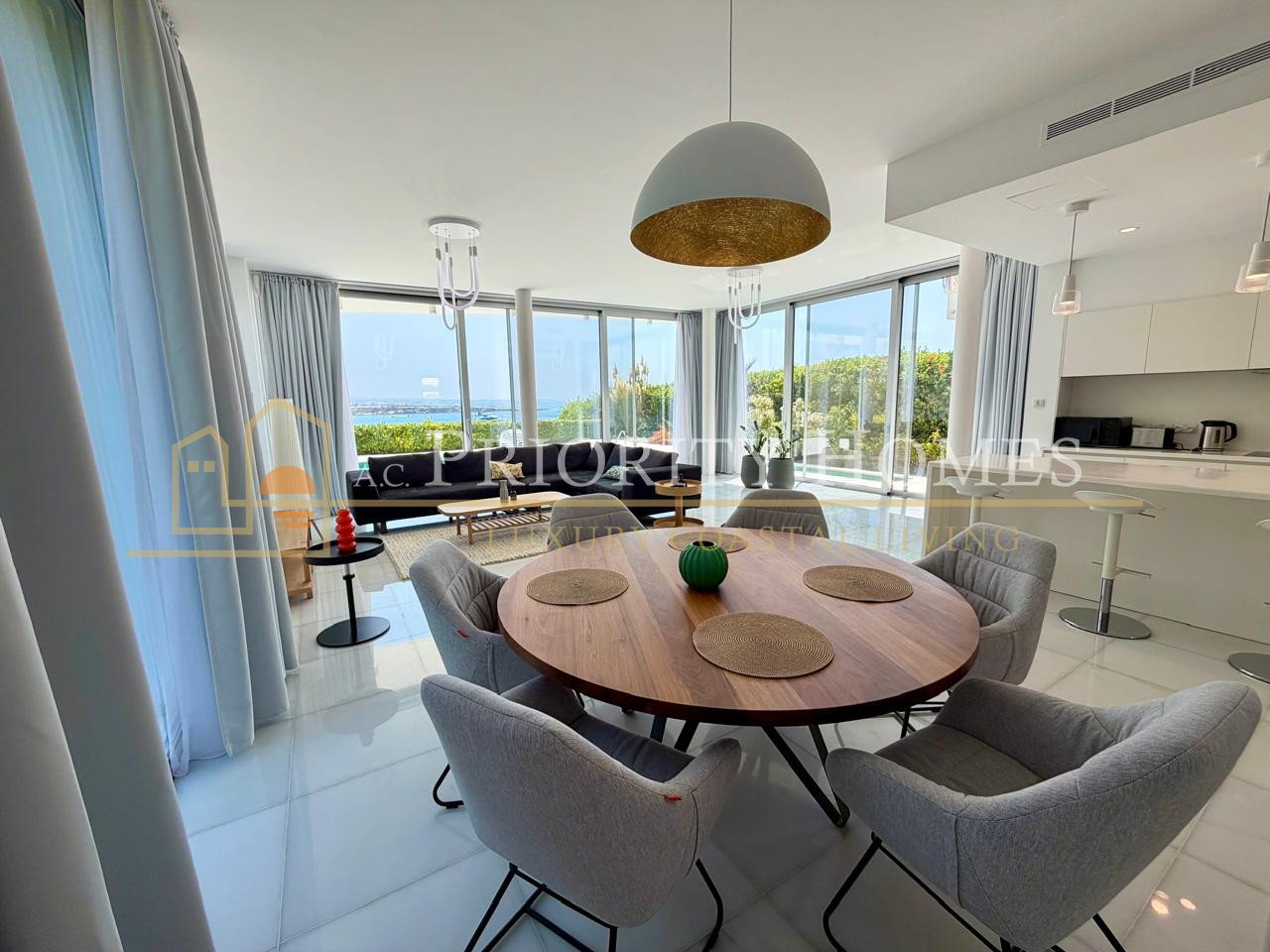 EXCLUSIVE LUXURY FIVE BEDROOM SEAFRONT VILLA Coral Bay Area